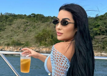 Influencer Aline Tamara Moreira de Amorim on a boat