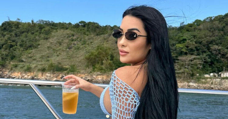 Influencer Aline Tamara Moreira de Amorim on a boat