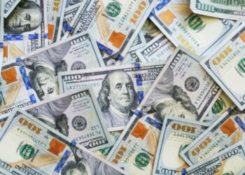 100 us dollar bills in a pile