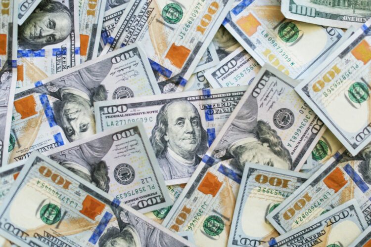 100 us dollar bills in a pile