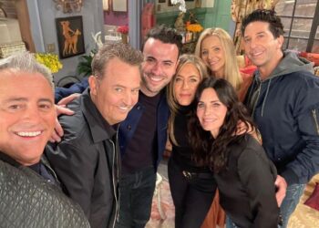 friends cast posing for the 2021 reunion
