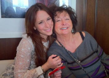 Jennifer Love Hewitt and her mom Patricia.