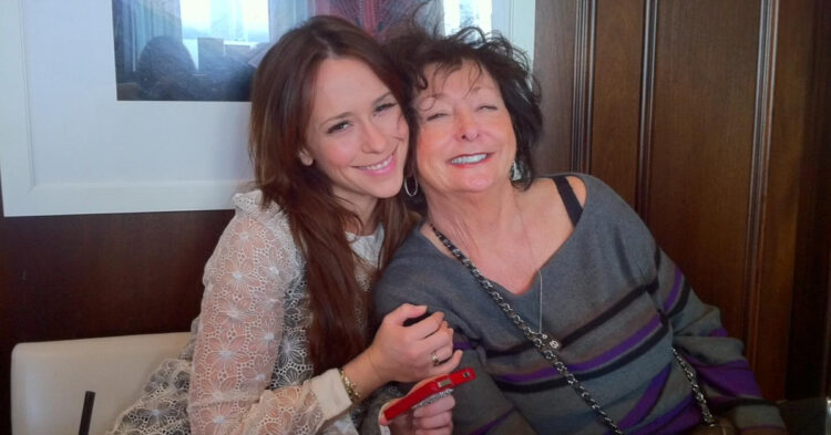 Jennifer Love Hewitt and her mom Patricia.