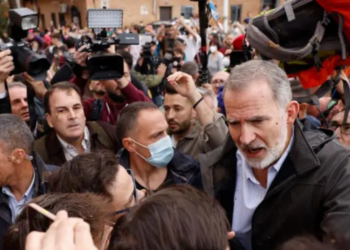 Spanish king among angry crowds in Paiporta (EPA/BBC)