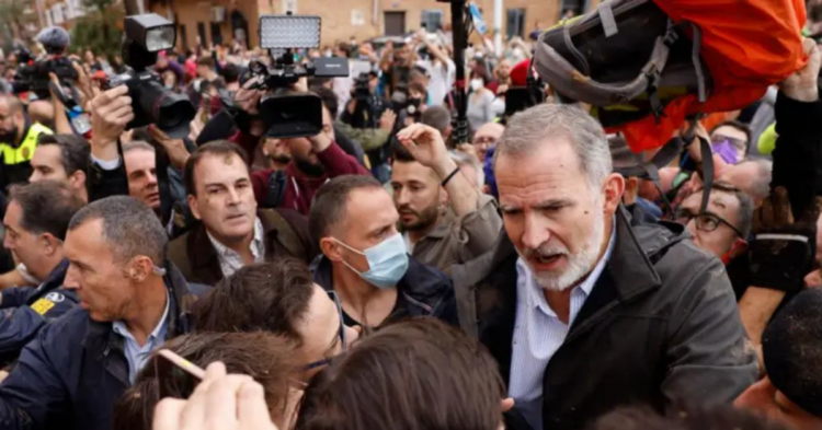 Spanish king among angry crowds in Paiporta (EPA/BBC)