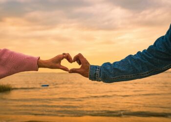 saying 'I love you' can hurt your relationship, according to an expert