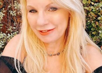 Louanne Ward, relationship expert, explaining red flags in dating with a confident and focused expression.