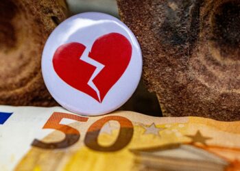 Divorce over money (Photo by Marek Studzinski via Unsplash)