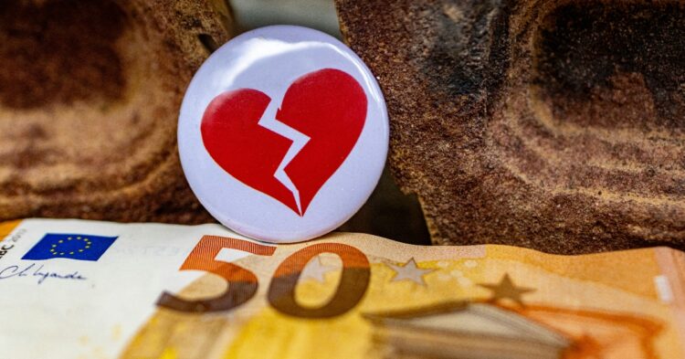 Divorce over money (Photo by Marek Studzinski via Unsplash)