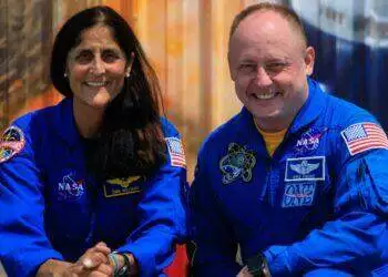 NASA astronauts Suni Williams, left, and Mike Fincke, right, pose for photographs while visiting NASA’s Kennedy Space Center in Florida, May 18, 2022, in advance of the agency’s Boeing Orbital Flight Test-2 (OFT-2) for NASA’s Commercial Crew Program.