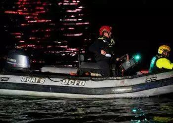 Emergency personelle in the river (Andrew Harnik/Getty Images)