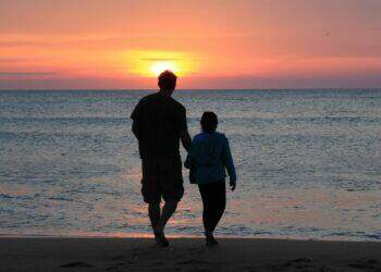Father and daughter by the sea at sunset (Unsplash | Emotionary App)