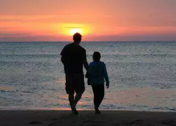 Father and daughter by the sea at sunset (Unsplash | Emotionary App)
