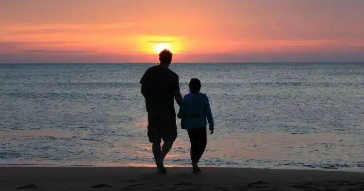Father and daughter by the sea at sunset (Unsplash | Emotionary App)