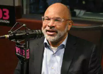 Geoffrey Owens on the radio (Getty Images)