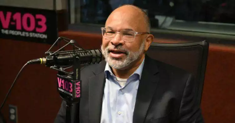 Geoffrey Owens on the radio (Getty Images)