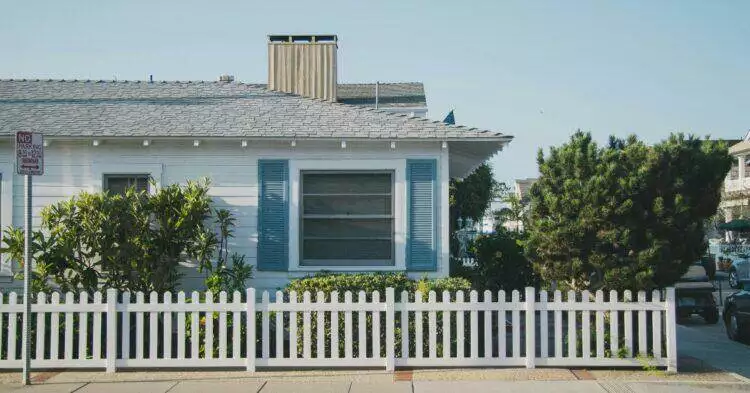 House exterior (Unsplash | Gustavo Zambelli)