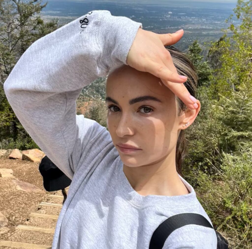 Shelby Hewitt in Colorado with her friends | Boston Globe