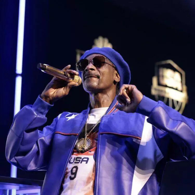 Snoop Dogg performing