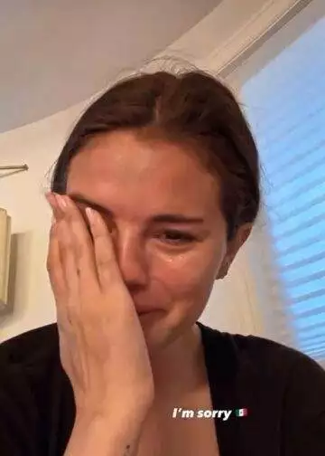 Selena Gomez in tears