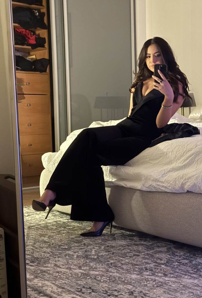 Ashley St Claire mirror selfie (X | stclairashley)
