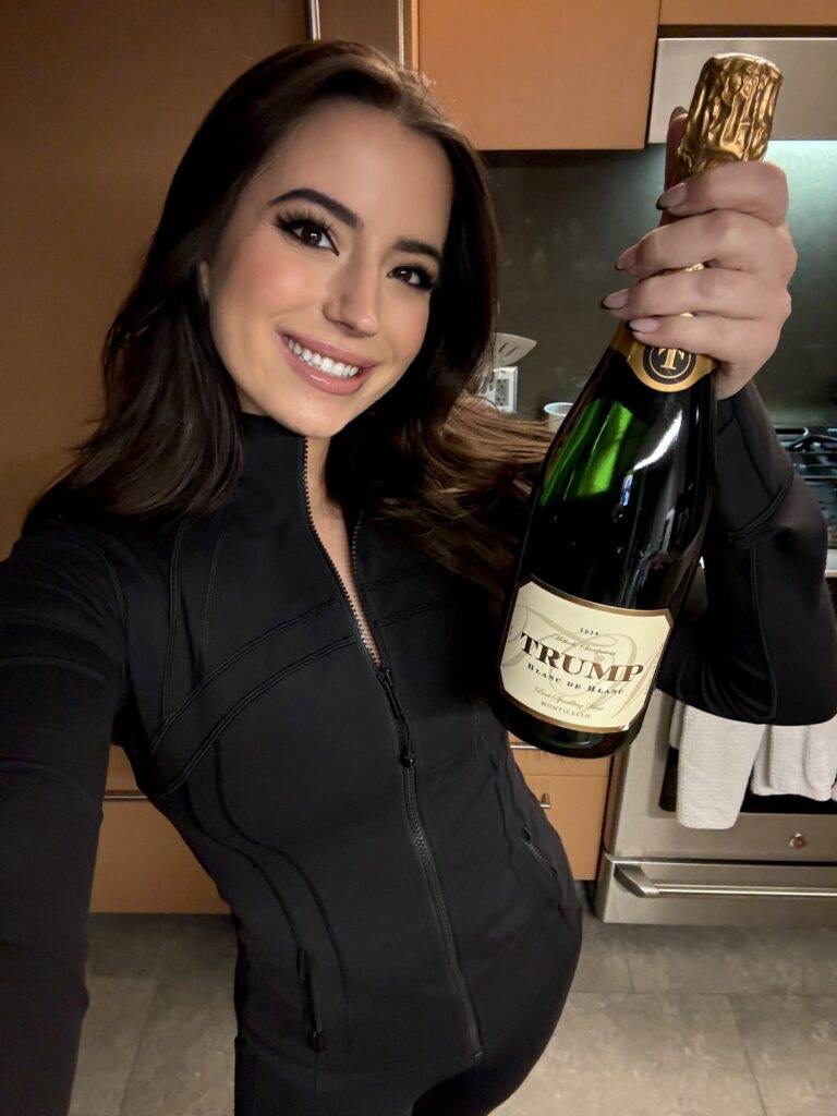 Ashley St Claire mirror selfie (X | stclairashley)