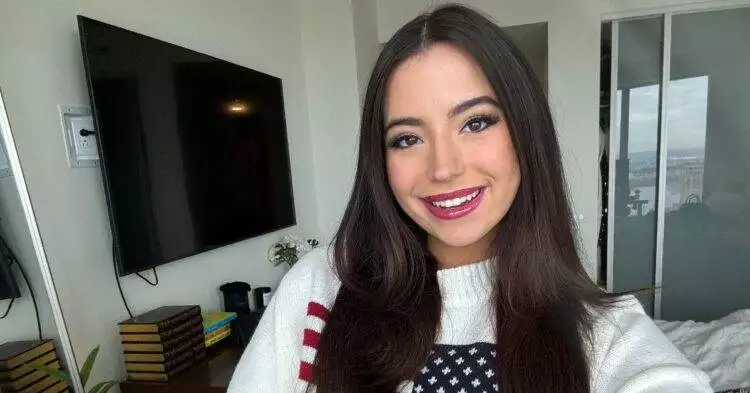 Ashley St. Claire selfie wearing American Flag sweatshirt (X | stclairashley)
