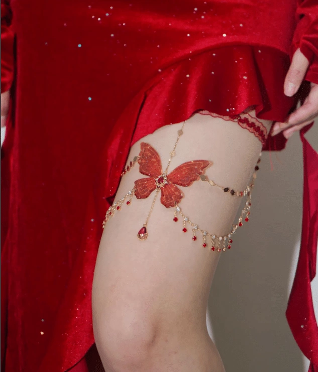 Butterfly thigh chain (mammamiajwlofficial via Etsy)