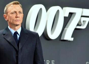Daniel Craig on Specter red carpet with 007 written behind him (WikiMedia Commons GlynLowe)