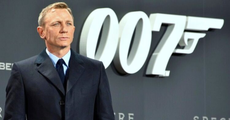 Daniel Craig on Specter red carpet with 007 written behind him (WikiMedia Commons GlynLowe)