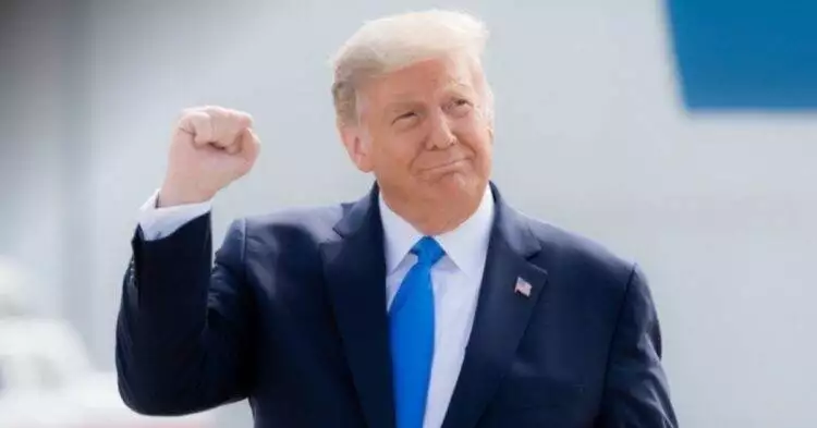 Donald Trump holding up his fist (Instagram | realdonaldtrump)
