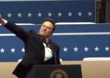 Elon Musk salute (YouTube | Diario AS)