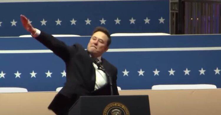 Elon Musk salute (YouTube | Diario AS)