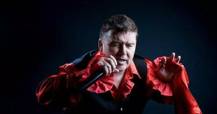 Peter young at the ultimate meat loaf show (Facebook | theultimatemeatloafshow)