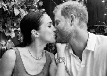 Meghan and Harry black and white picture kissing (Instagram | meghan)