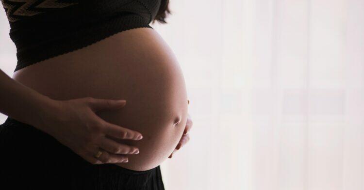 Pregnant belly (Unsplash | freestocks)