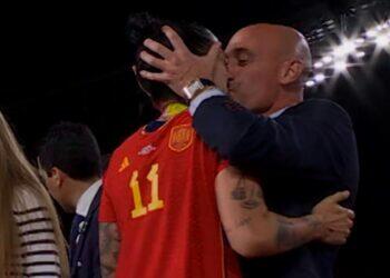 Luis Rubiales forcibly kissing soccer player Jenni Hermoso