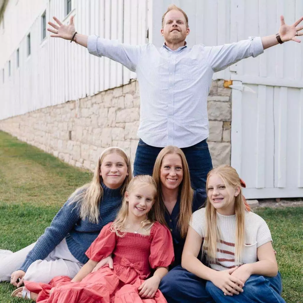 Elise Caffe with her family (Instagram | elisecaffeeupdates)