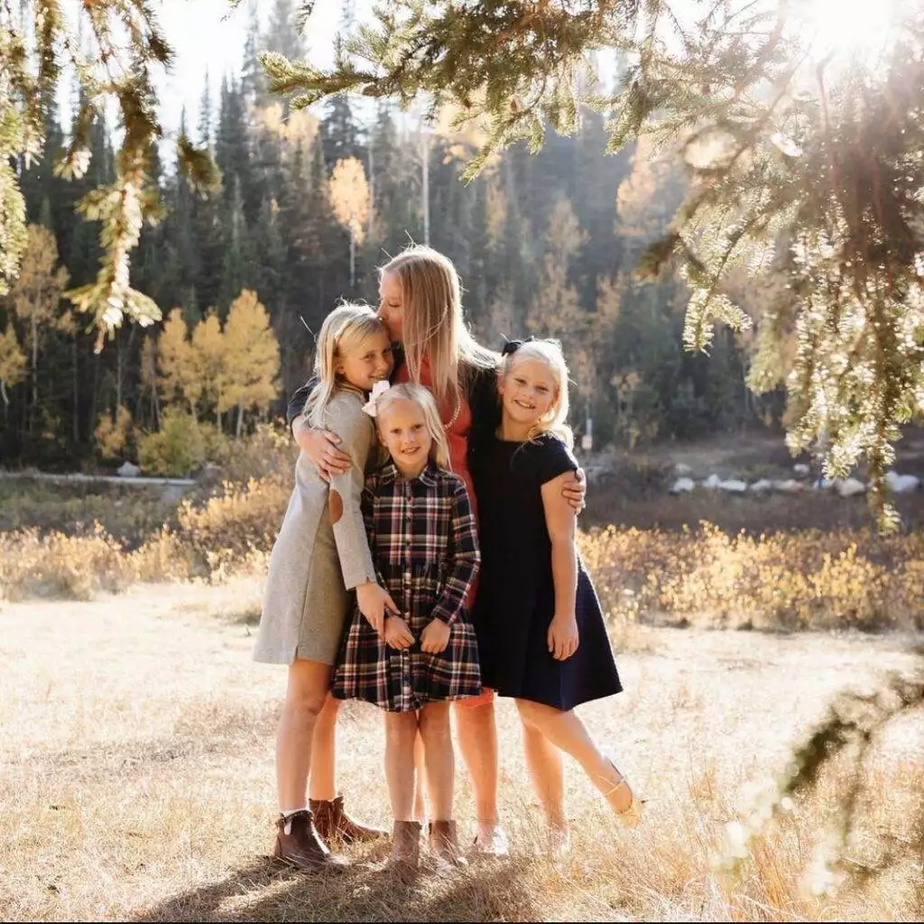 Elise Caffee with her daughters (Instagram | elisecaffeeupdates)