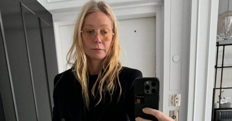 Gwyneth Paltrow mirror selfie