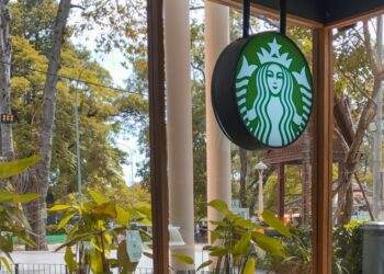 Starbucks cafe (Unsplash | S . Ratanak)