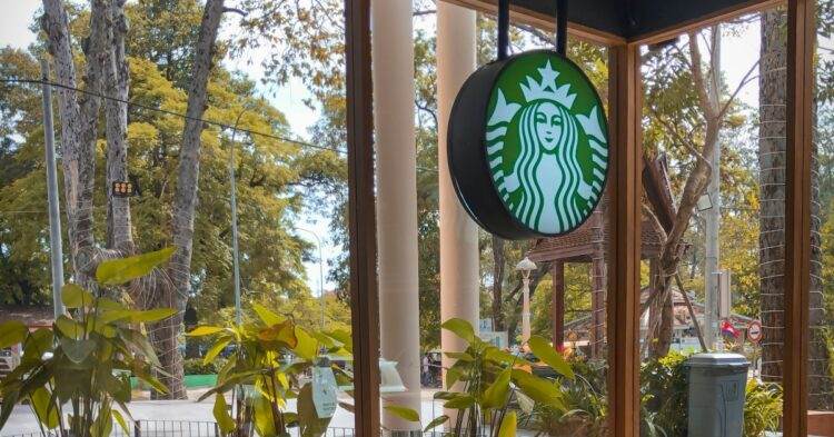 Starbucks cafe (Unsplash | S . Ratanak)