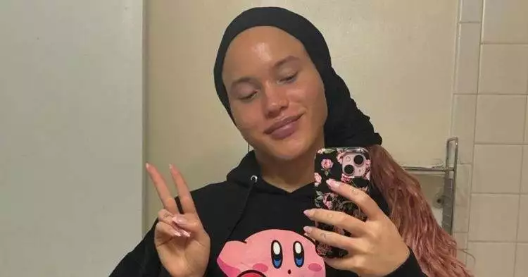 Airyn De Niro mirror selfie