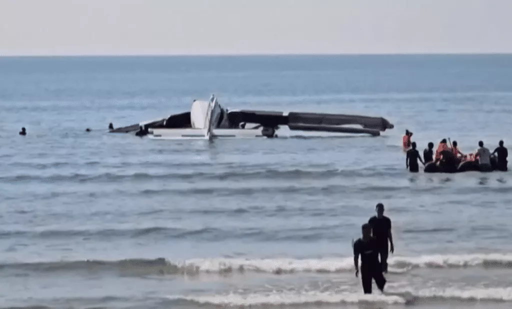 Plane in the water appears to be broken in two - Thailand police plane crash