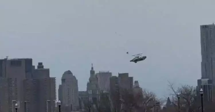 Helicopter falling into the Hudson river