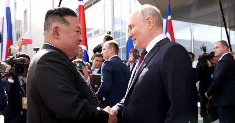 Kim Jong Un and Putin shaking hands