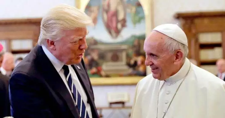 Pope Francis shaking hands with US President Donald Trump