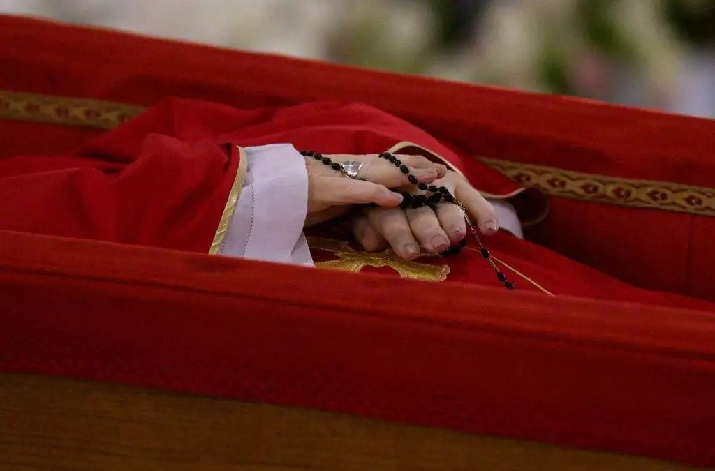 pope-francis-lying-in-his-casket