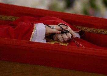 pope-francis-lying-in-his-casket