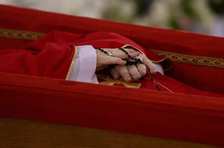pope-francis-lying-in-his-casket